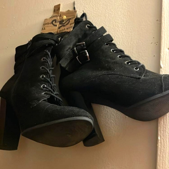 Pre-owned suede ankle boots lace up..preowned(not new) - Picture 2 of 2